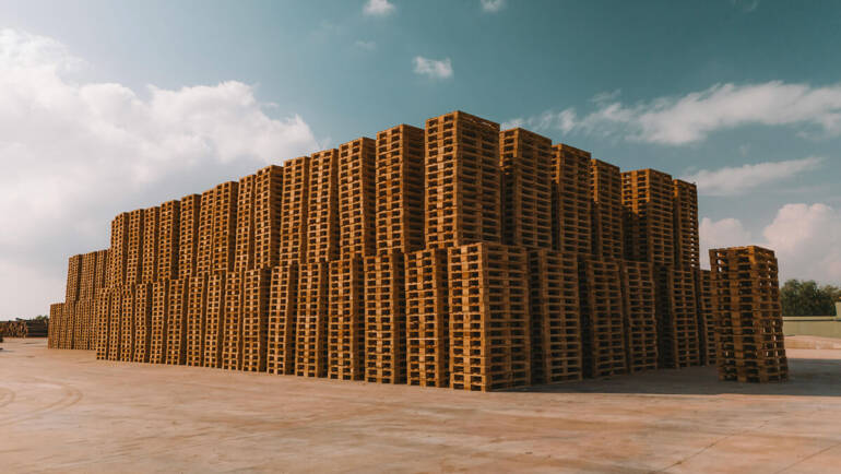 How to Choose the Right Pallets for Hazardous Material Transport: 7 Tips