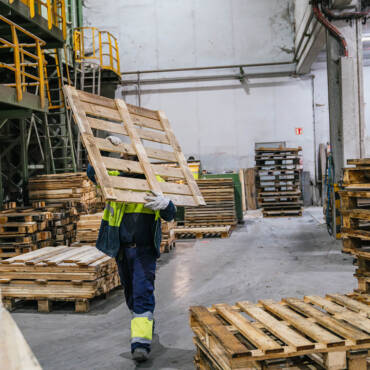 11 Critical Safety Checks Forklift Operators Must Perform When Handling Wood Pallets