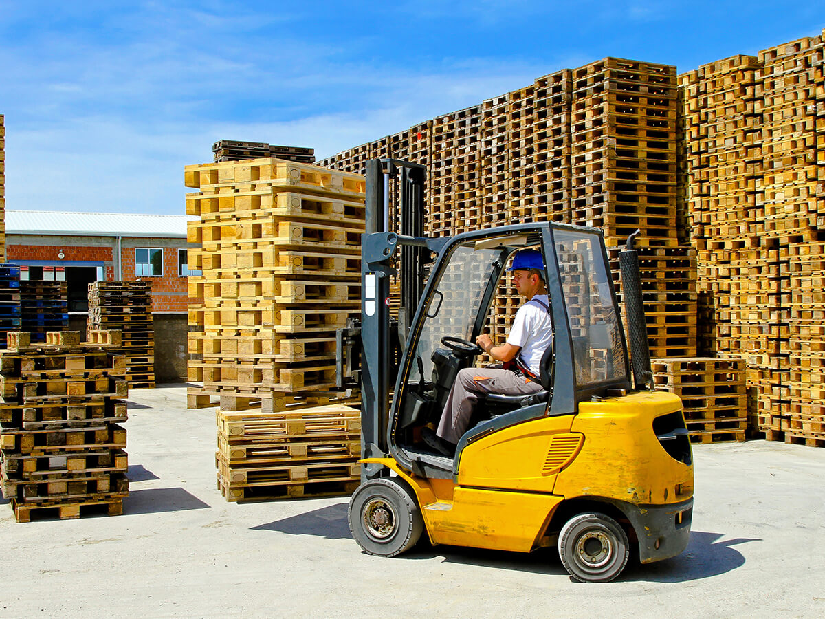 How-Do-You-Safely-Align-a-Forklift-with-a-Wood-Pallet