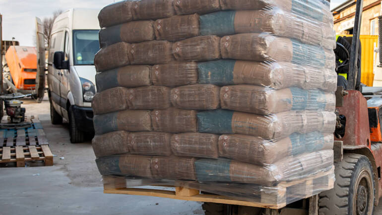Why Are More Canadian Manufacturers Investing in Custom Wood Pallets?